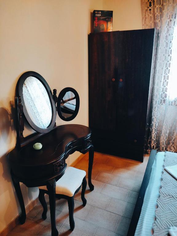 RODAVGI Apartment A - elegant vanity and wardrobe