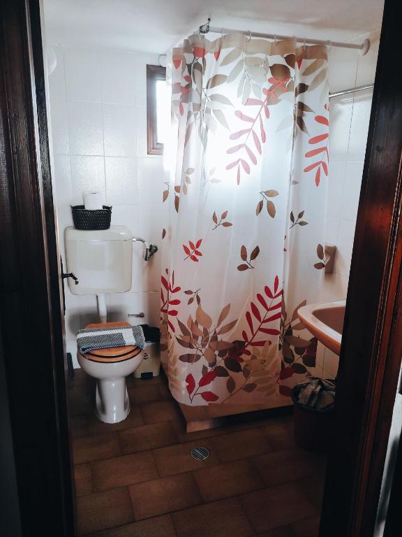 RODAVGI Apartment B - bathroom with floral shower curtain