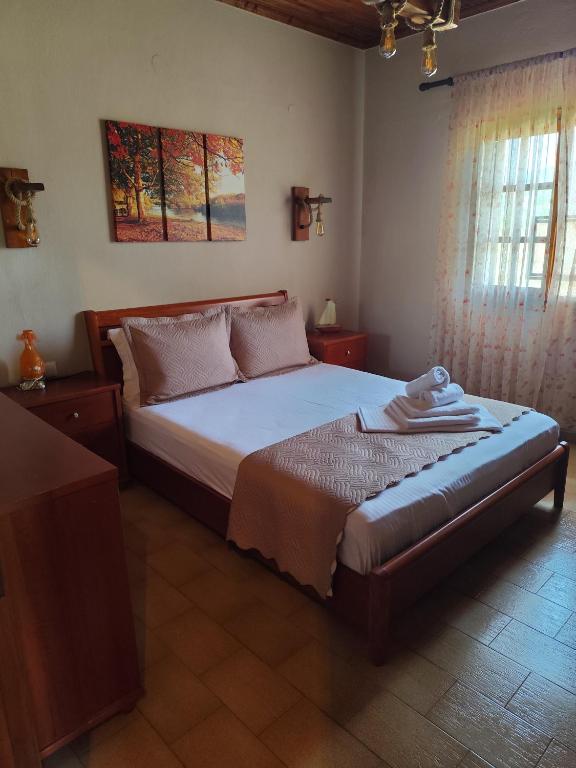 RODAVGI Apartment B - double bedroom with autumn triptych artwork