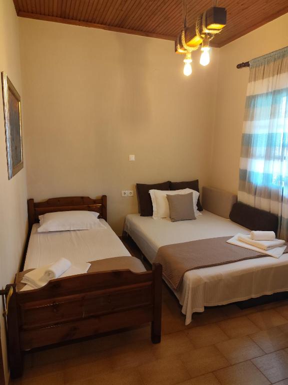 RODAVGI Apartment B - twin bedroom with rope chandelier