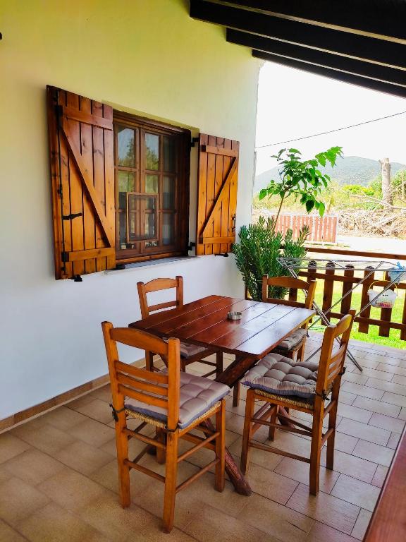 RODAVGI Apartment A - private terrace with dining table and mountain views