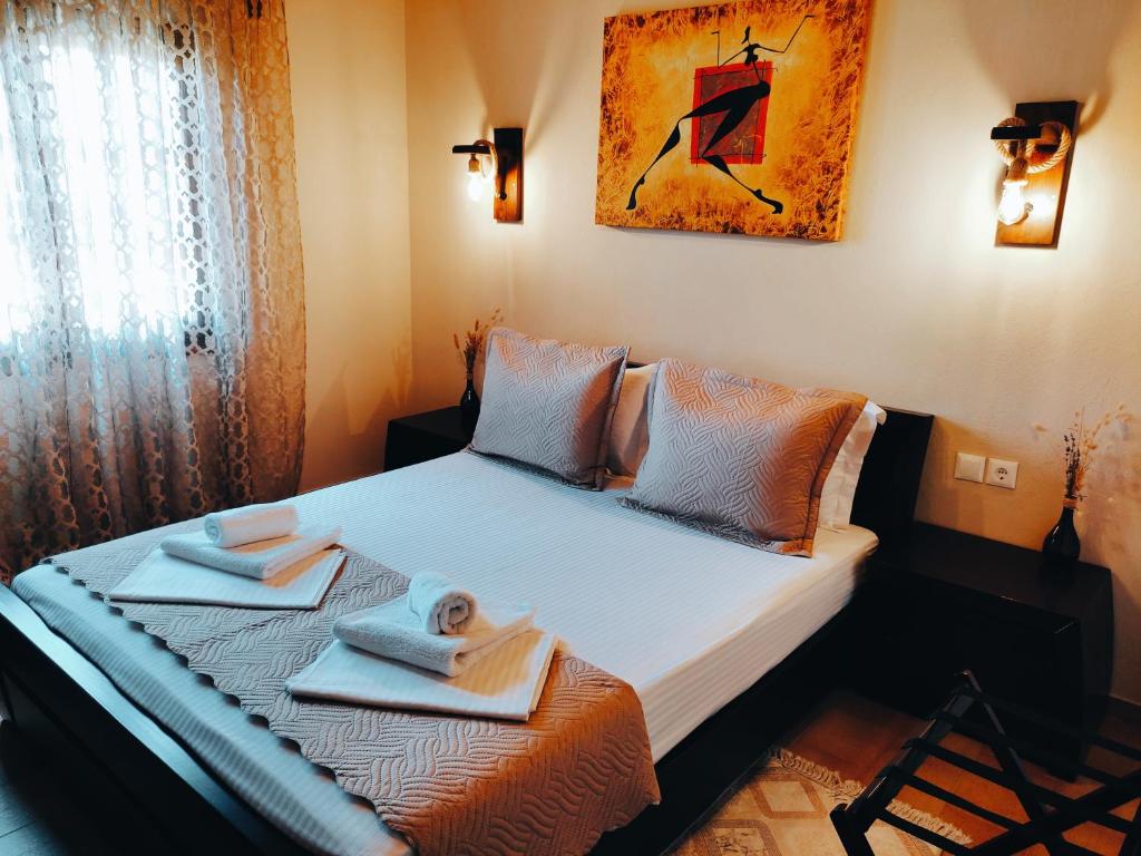 RODAVGI Apartment A - double bedroom with warm lighting and artwork